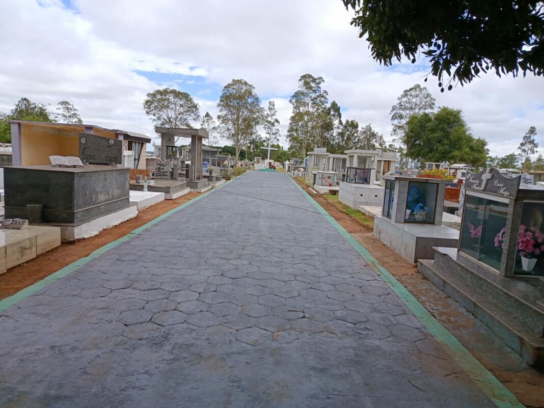 Prefeitura de Coronel Sapucaia prepara cemit&eacute;rio para o Dia de Finados com aten&ccedil;&atilde;o e cuidado especial