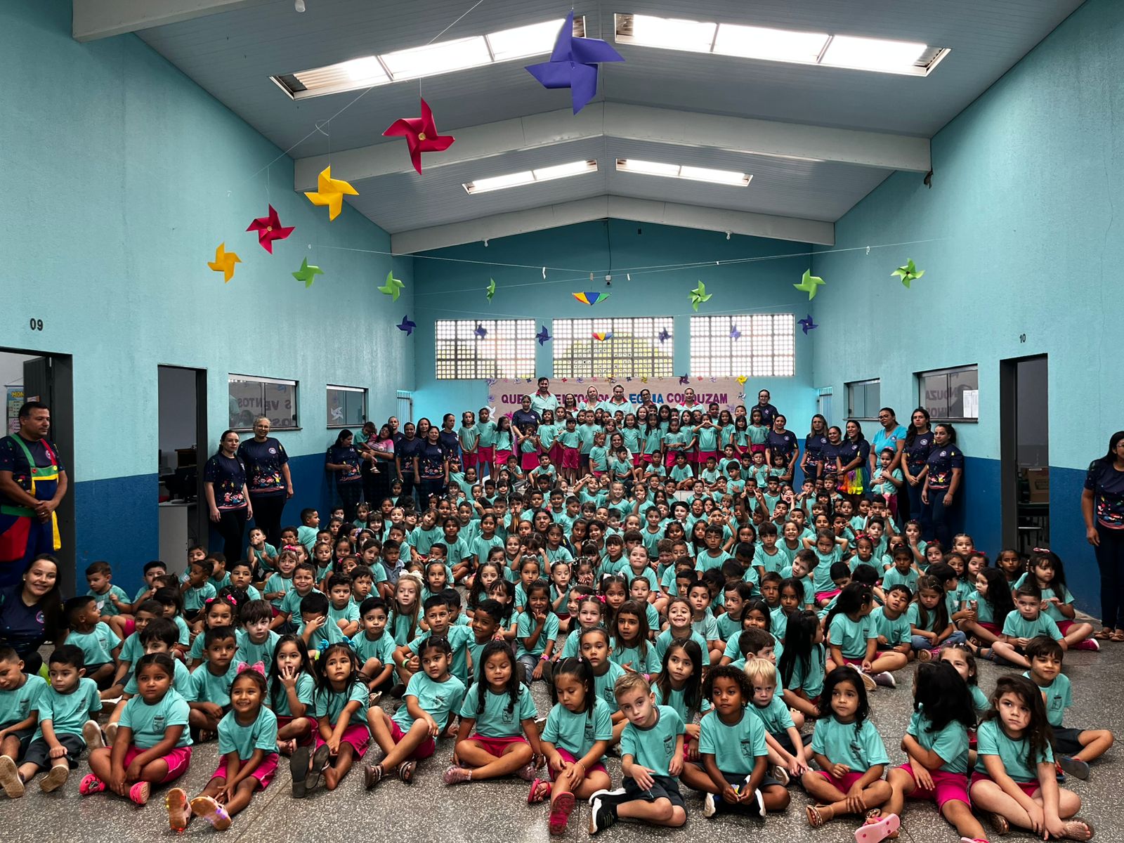 Coronel Sapucaia inicia ano letivo com entrega hist&oacute;rica de kits e uniformes para aproximadamente tr&ecirc;s mil alunos.