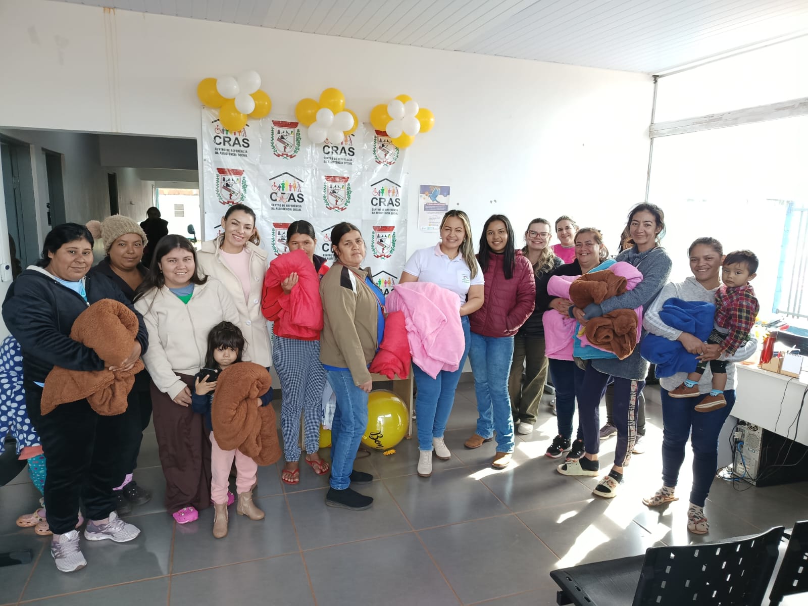 Em um gesto de amor e cuidado, Prefeitura de Coronel Sapucaia inicia entrega de mais de 1.250 cobertores para aquecer fam&iacute;lias no inverno.
