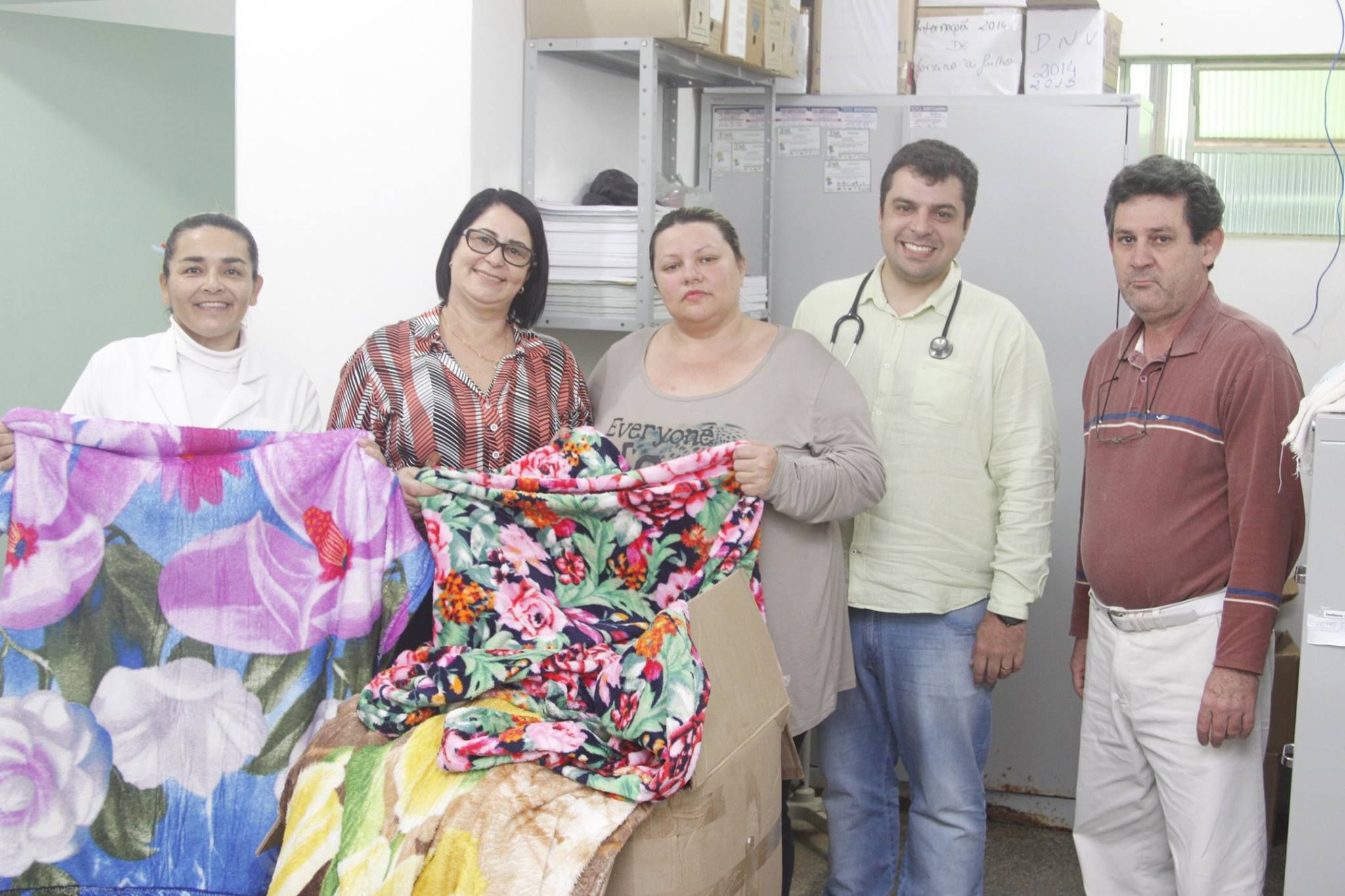 Nilceia entrega cobertores para Hospital Municipal