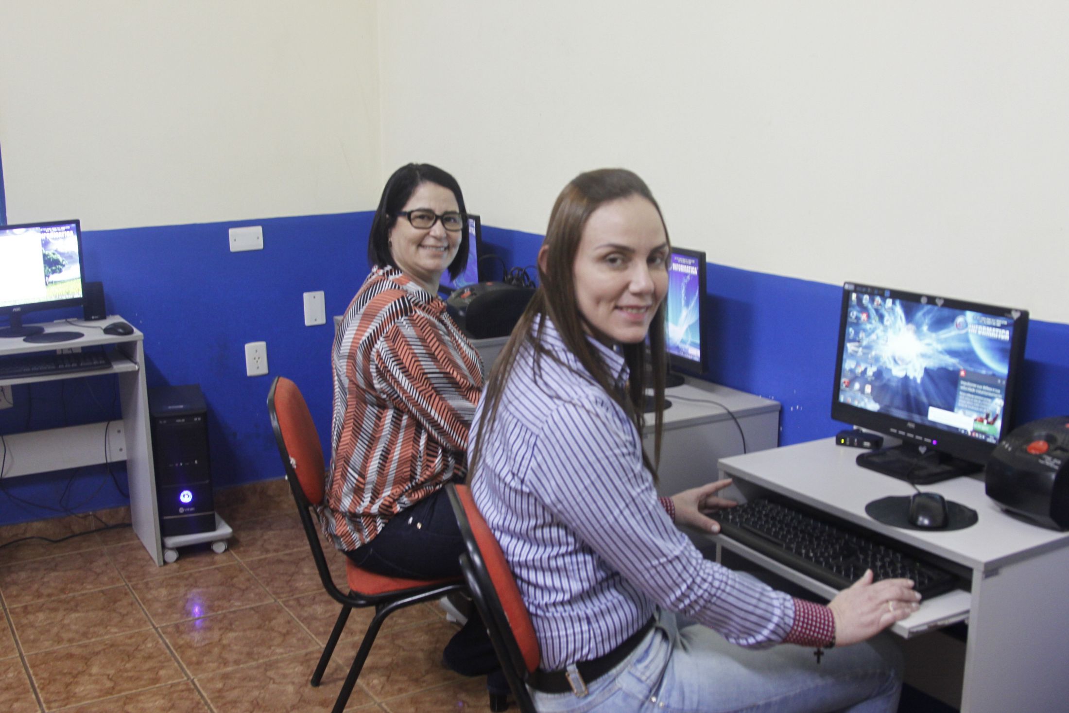 Nilceia e Najla entregam computadores para Escolas Municipais